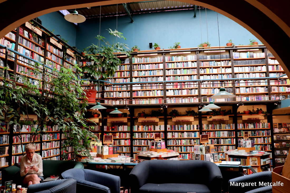 El Péndulo de Polanco  Bookstore cafe, Book cafe, Library aesthetic